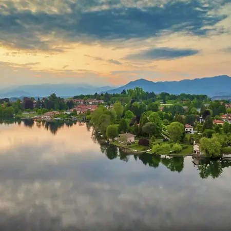 Evelina فيلة Travedona